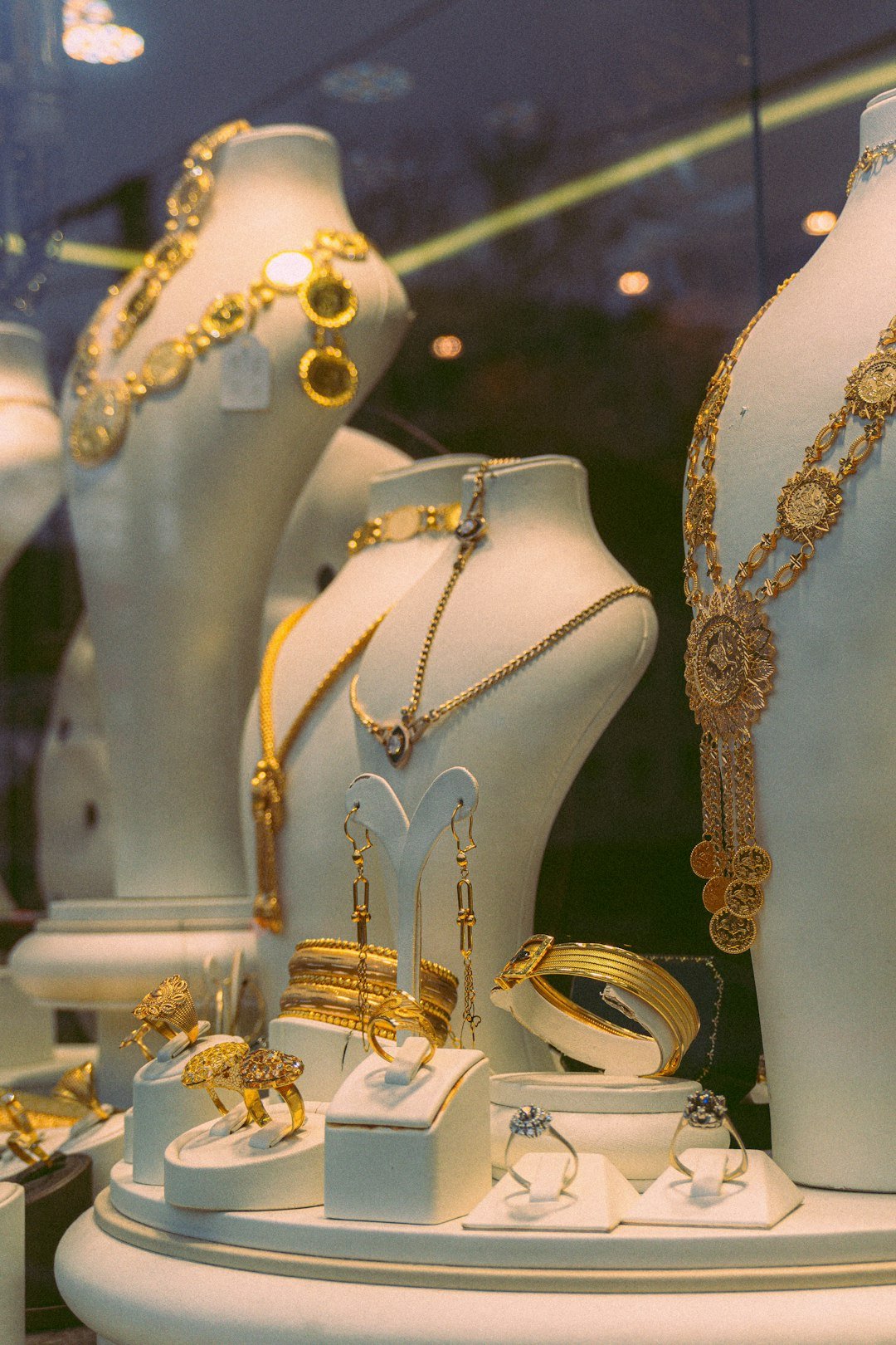 a-display-case-filled-with-lots-of-white-mannequins-efoy8spcwqm